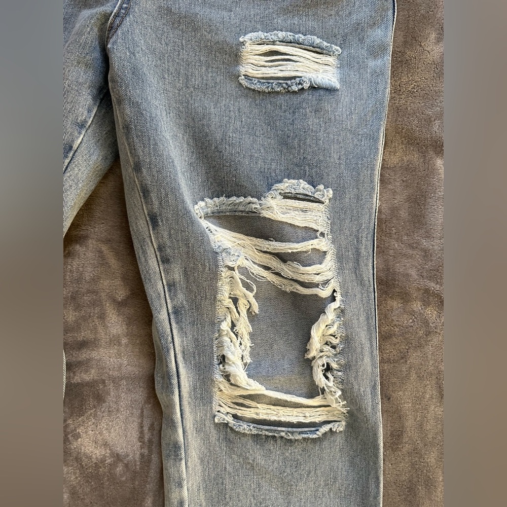 Distressed jean. - Picture 2 of 4